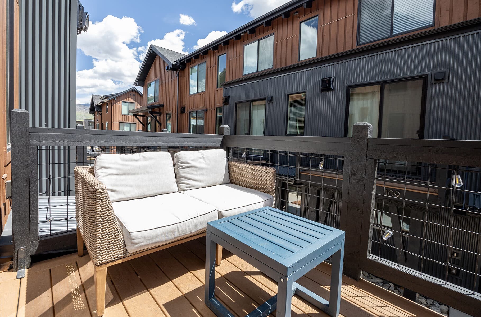 Outdoor patio with seating at the Après Haus townhome in Silverthorne